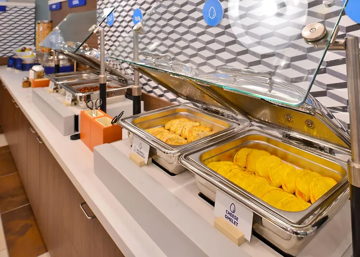 Holiday Inn Express Detroit-Warren/General Motors Technology Center By Ihg